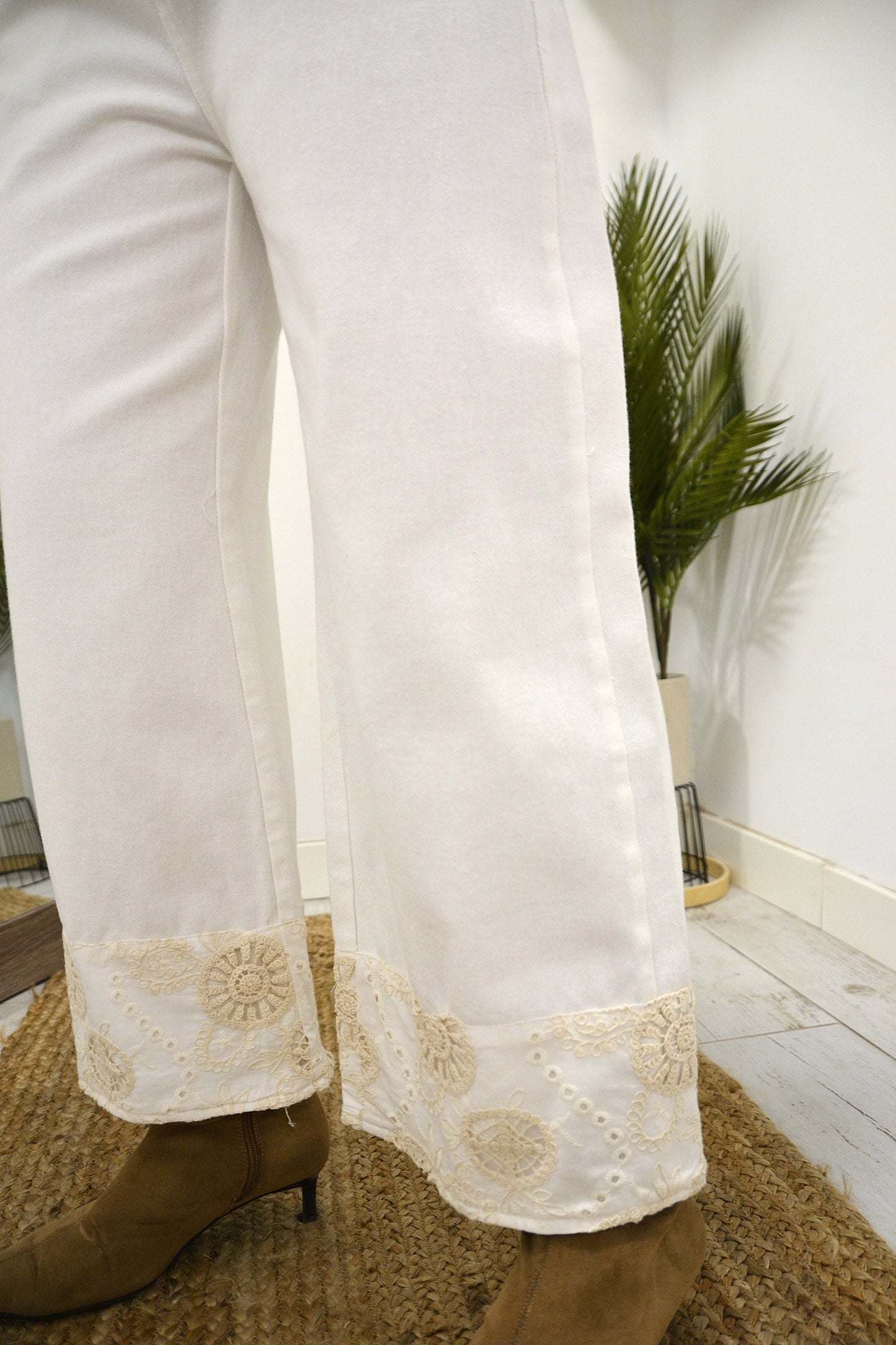 PANTALÓN BORDADO